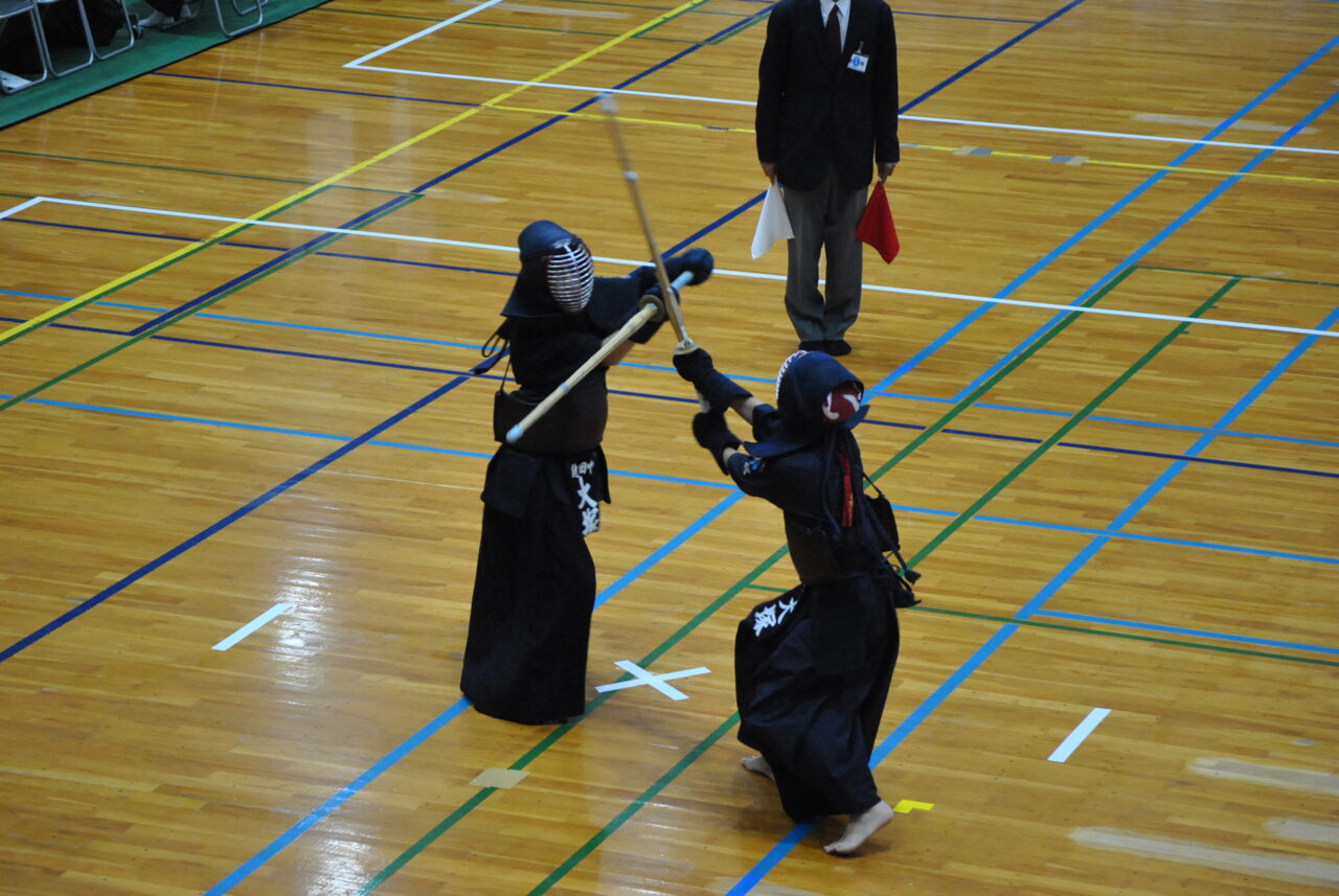 剣道大会で戦う様子