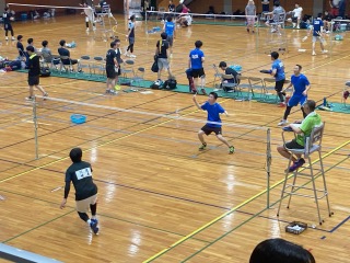 岐阜県社会人クラブチーム対抗バドミントン大会にて試合を行う選手の様子