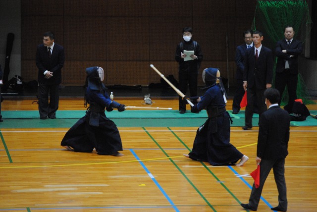 剣道で隙をねらう選手たち