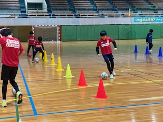 ジュニアクラスになるとさらにレベルアップ！ボールを蹴りながら沢山のコーンを避けて走ります。