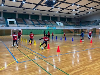 ジュニアクラスの生徒さんたちは、試合にも活用できる基礎練習を真剣に行っています。