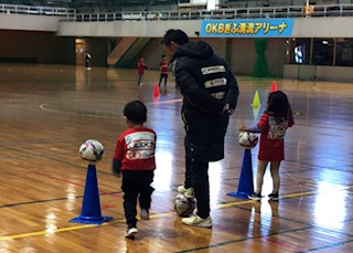 コーンに乗ったボールを蹴る練習。みんな上手です。