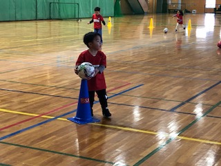 年少さんの男の子、ちゃんとコーチの指示を待っています