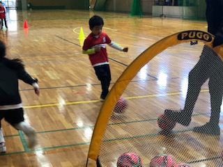 ゴールシュートを狙う年長の男の子