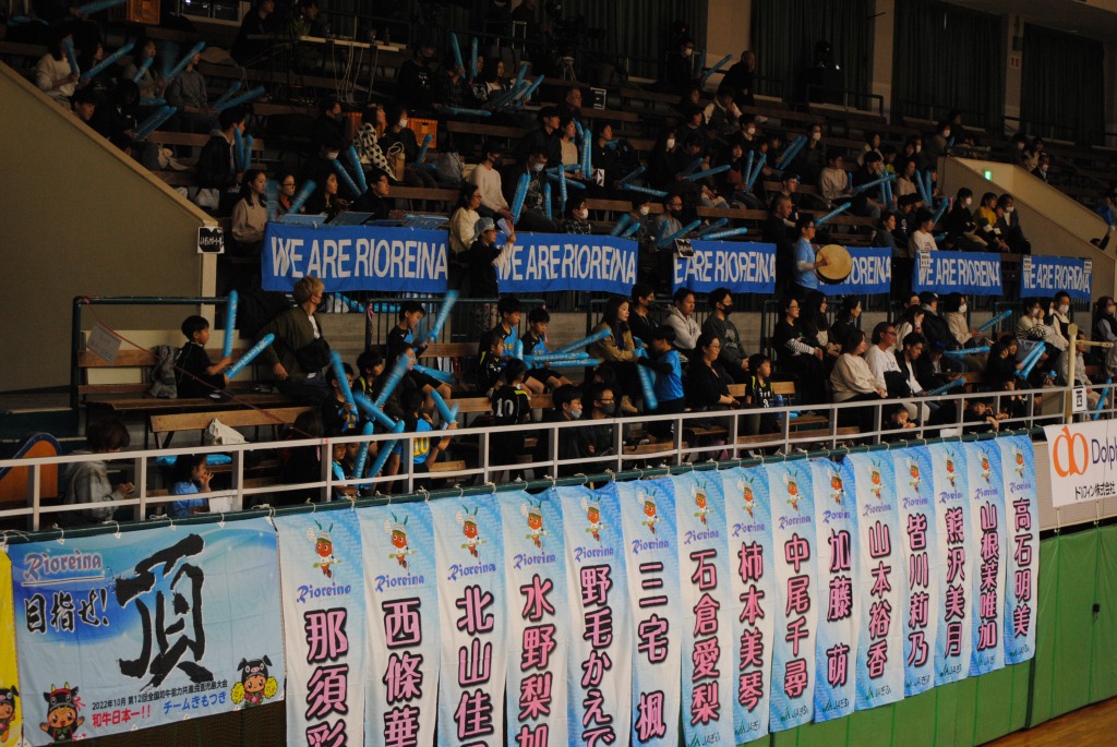 JAぎふリオレーナを青色のバルーンを叩きながら応援するファンの皆さん