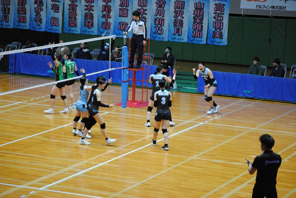 得点を決め、ガッツポーズを決めるJAぎふリオレーナの選手