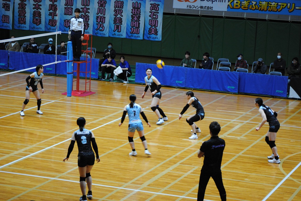 綺麗なレシーブのフォームで正確にボールを上げるJAぎふリオレーナの選手