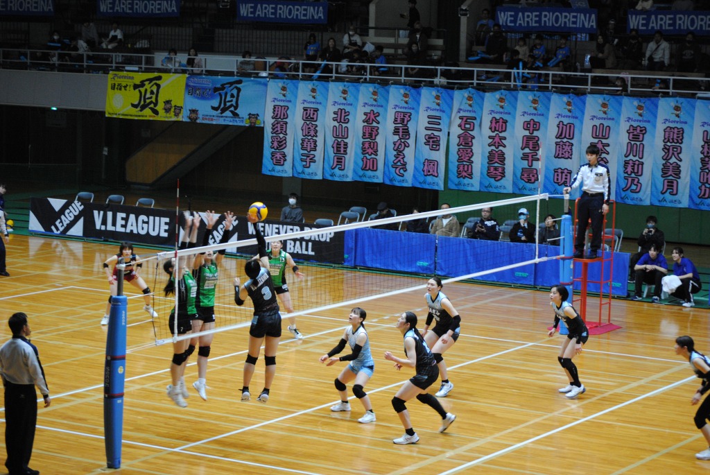 力強いスパイクを打つJAぎふリオレーナの選手