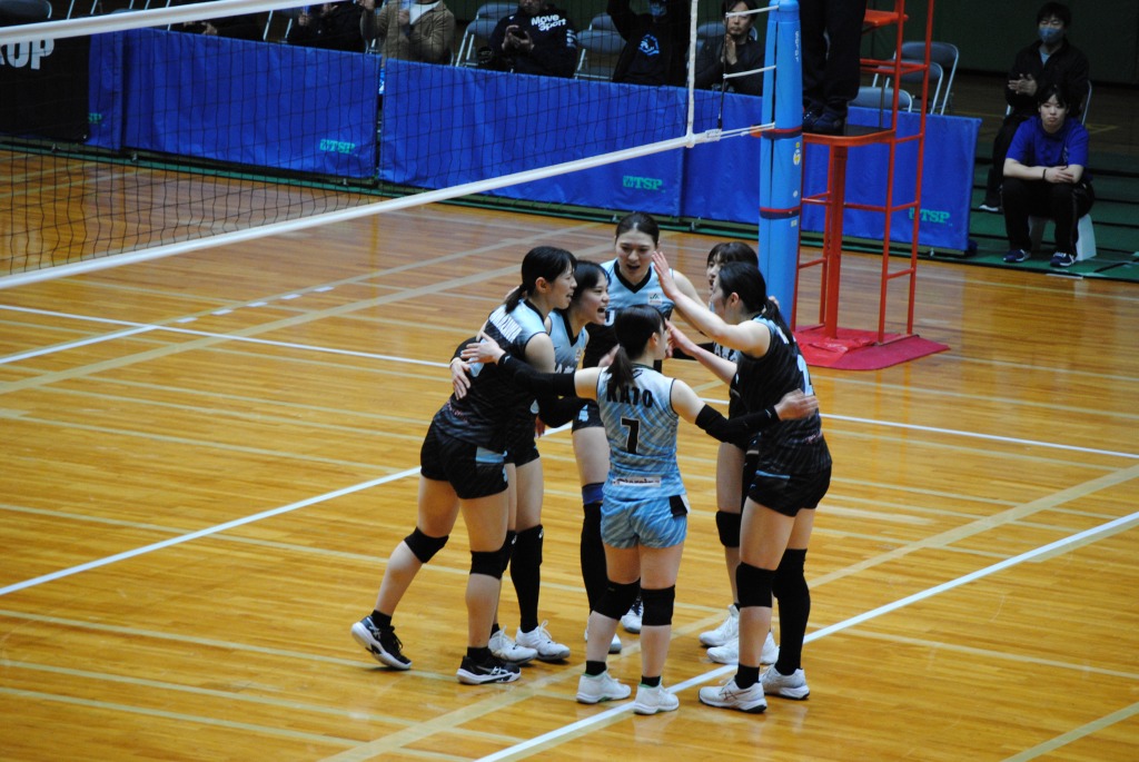 円陣を組み気合を入れるJAぎふリオレーナの選手たち