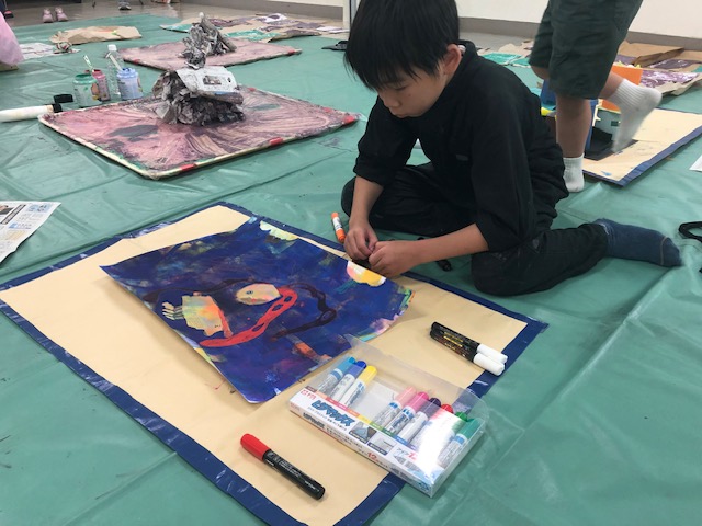 真剣に作品つくりに取り掛かる生徒