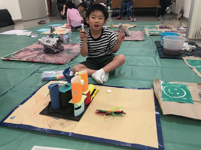 カラーダンボールで楽しく作品つくりをする生徒