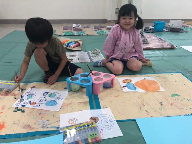 フィンガーペインティングを楽しむ生徒
