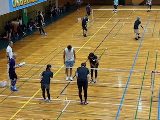 ミニテニスの試合後、礼をしている様子