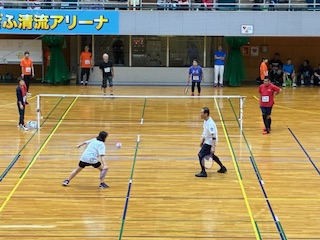 ミニテニスの大会で、タイミングよくボールを打ち返している様子