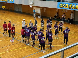 岐阜ミニテニスにて試合後、チームみんなでハイタッチをしている様子