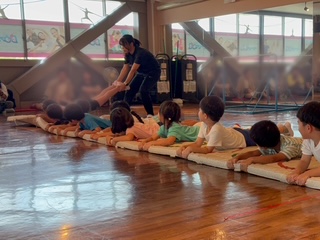 しっかりと握れるように、マットを使って練習