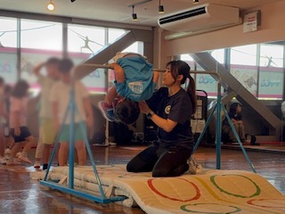 逆上がりができるよう特訓する子供の様子