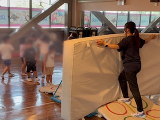 大きなマットを使って、足でキックする練習