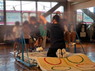 両手でしっかり握ってぶら下がる生徒