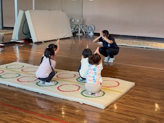 ロケットポーズをする生徒たち