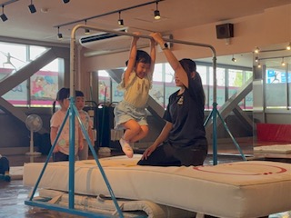 両手でしっかりにぎって落ちないようにがんばる生徒の様子