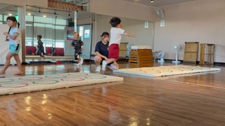 しっかりと走るため、マットを使って走ってジャンプする練習