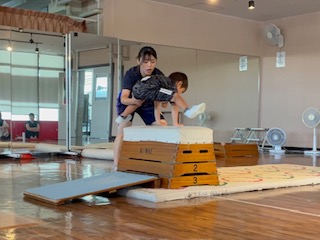 年中さんが開脚飛びにチャレンジする様子
