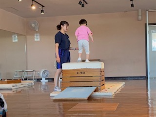 年中さんが高いとびばこからジャンプする様子