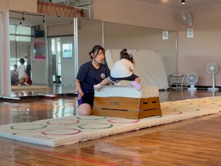 年少さんがしっかりと足を広げてとび箱を飛び越えようとする様子