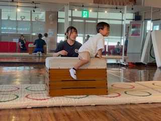 年少さんがお馬さんのようにお尻でとび箱にのり、自分の力で前に進もうとしている様子