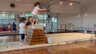 年少さんが高いとびばこからジャンプする様子