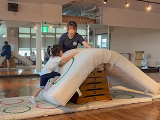 大きなマットを使って滑り台
力強く登っている年少さんの様子