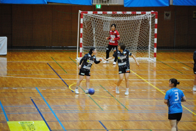 得点を決めたあと、ハイタッチをする選手たち