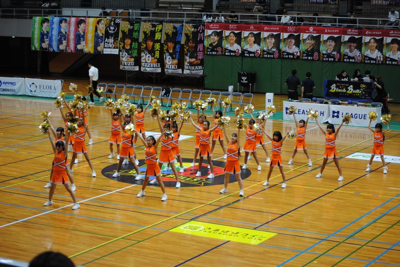 ハーフタイムでは、チアのパフォーマンスが行われました