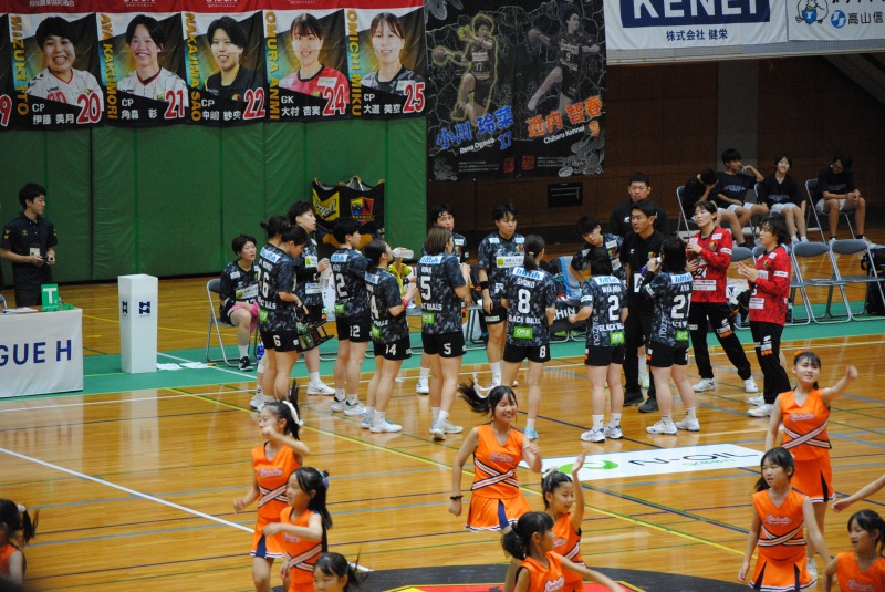 タイムアウト後、円陣を組む選手たち