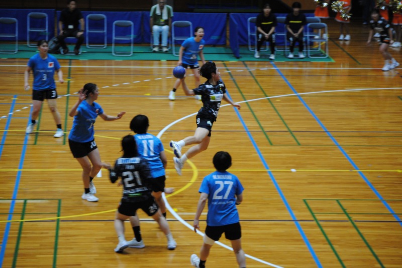 ゴールを狙うブラックブルズの選手の姿