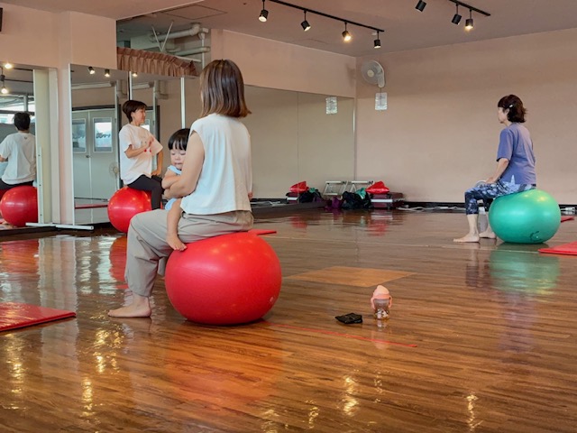 バランスボールのレッスン風景