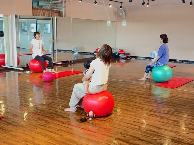 赤ちゃんと一緒に弾めるのも、バランスボールのいいところです！