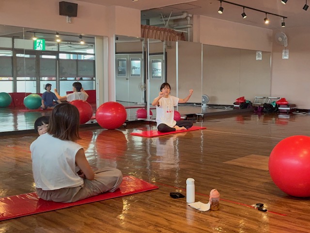 産後ケア、トレーニングについて丁寧な指導を行う温井先生。
