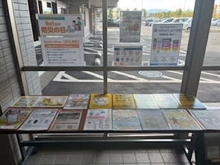 正面玄関横の防災コーナー