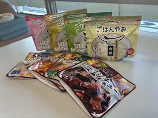 アルファ化米ごはんやお、や、レトルト食品を備えています。