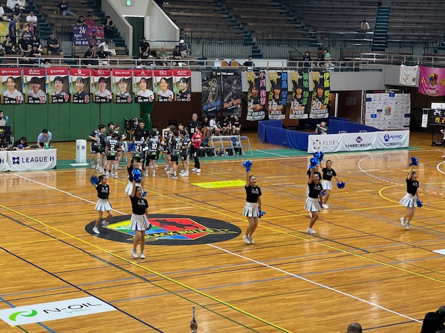 ハーフタイムでのチアパフォーマンスの様子
