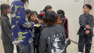 DON先生と一緒に場所を確認する、初級の生徒たち。