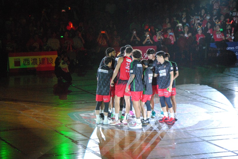 試合前に、円陣で気合を入れる岐阜スゥープスの選手たち