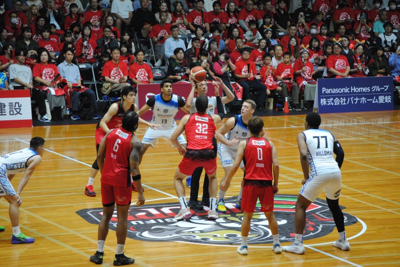 試合開始の瞬間、ジャンプボールに緊張が走る会場