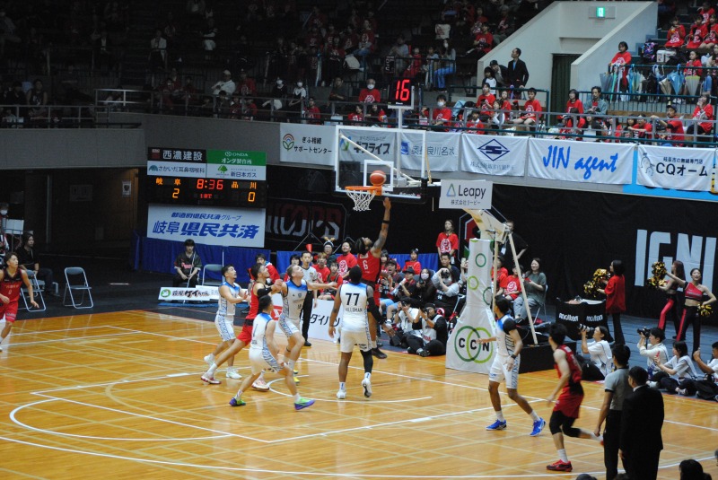 岐阜スゥープスの選手が、ゴール下で隙を狙い綺麗なレイアップシュートを決める