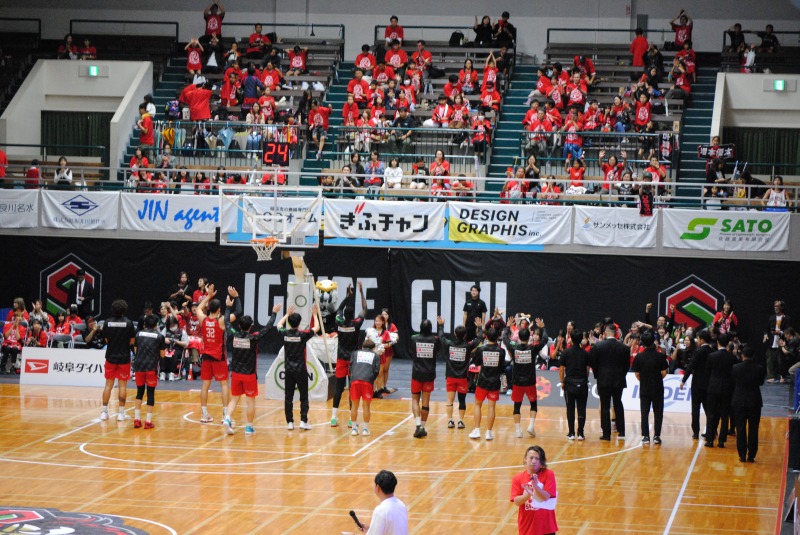 試合後、観客席に手を振る岐阜スゥープスの選手たち