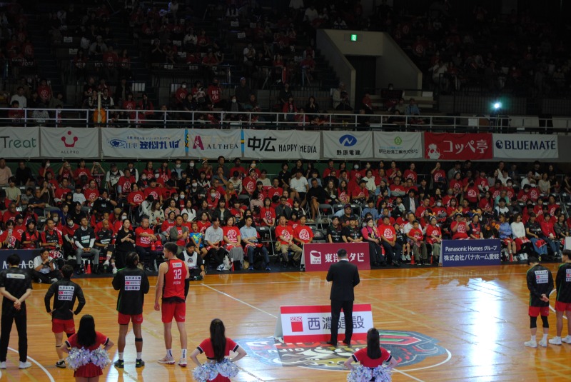 試合後、挨拶をする岐阜スゥープスの監督