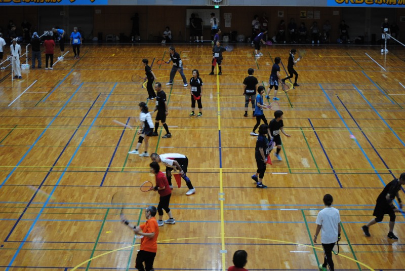 他府県から多くの選手があつまり、会場が賑わっている様子。