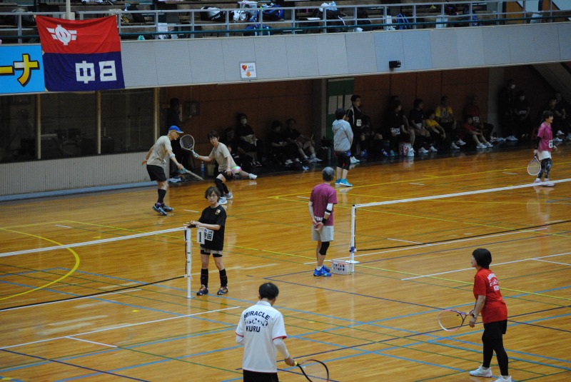 それぞれのコートで楽しそうにミニテニスを行う様子。